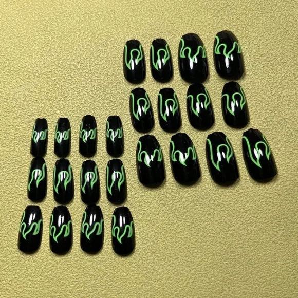 Elegant Black and Green Nail Set - Picture 2 of 5